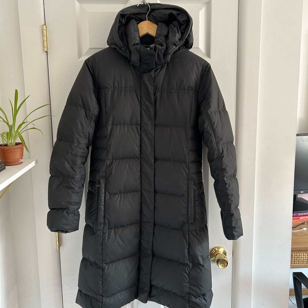 Women’s M Patagonia long black puffer with hood